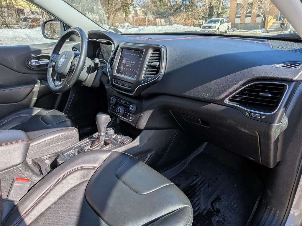 Used 2021 Silver Jeep Trailhawk image 26