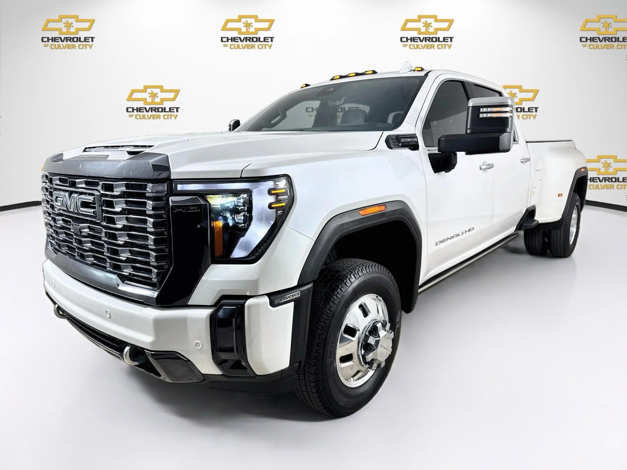 Used 2024 White Frost Tricoat GMC Denali Ultimate DRW image 3