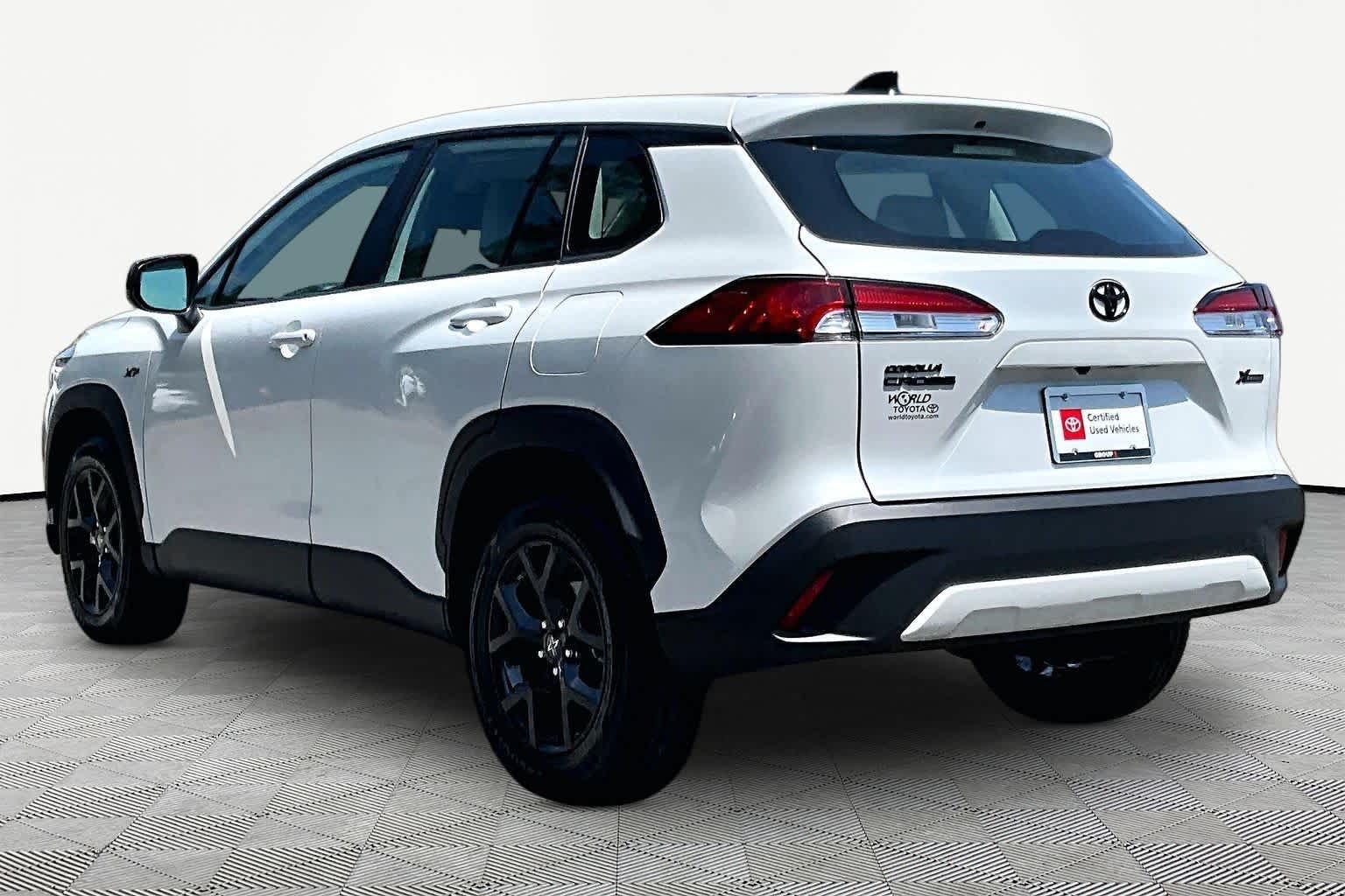 Used 2025 Wind Chill Pearl Toyota L image 12