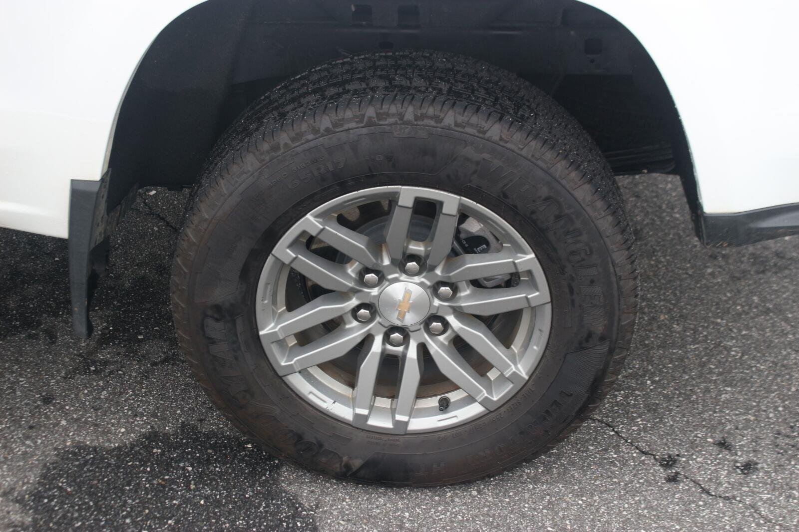 Used 2024 Summit White Chevrolet LT image 37
