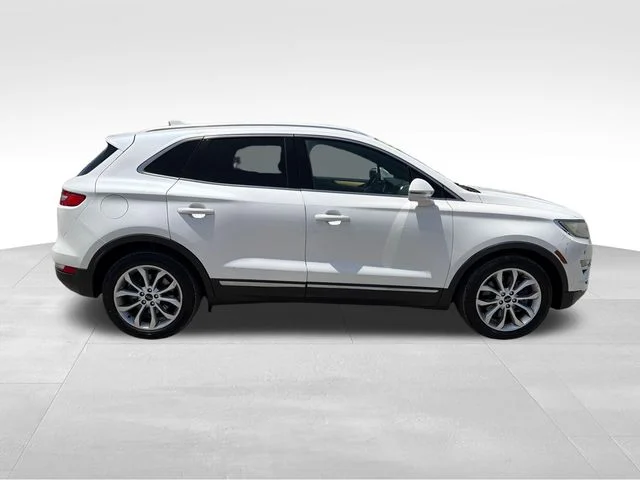 Used 2015 White Lincoln Base image 8