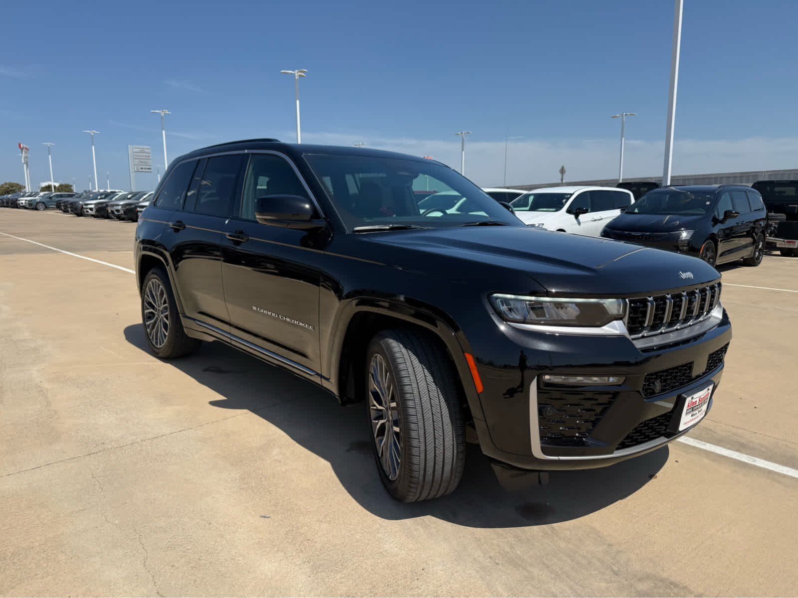 New 2026 Diamond Black Crystal Pearl-Coat Exterior Paint Jeep Summit image 4