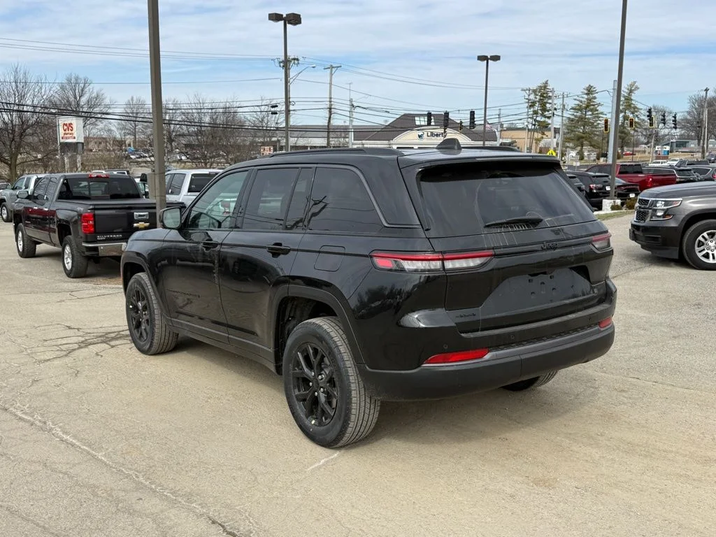 New 2026 Diamond Black Crystal Pearl-Coat Exterior Paint Jeep Laredo Altitude image 9
