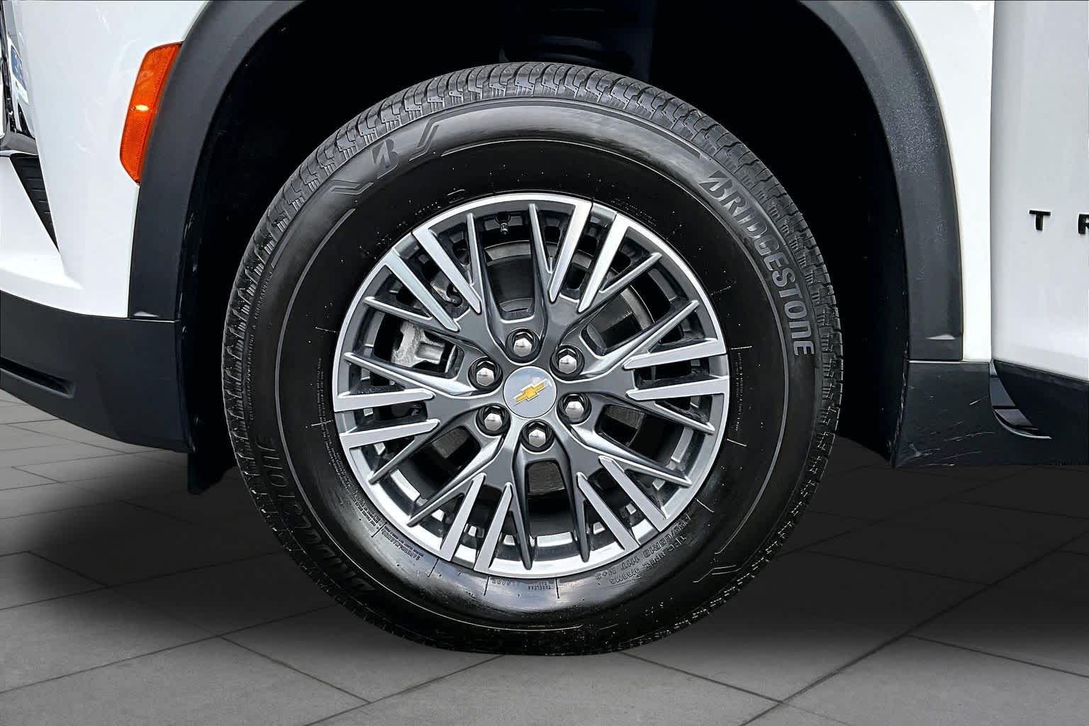 Used 2026 Summit White Chevrolet FWD LT image 10