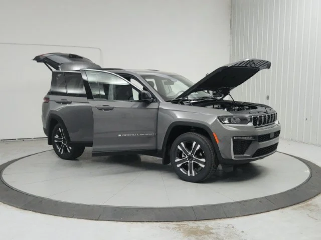 New 2027 Sting-Gray Clearcoat Jeep Limited image 10