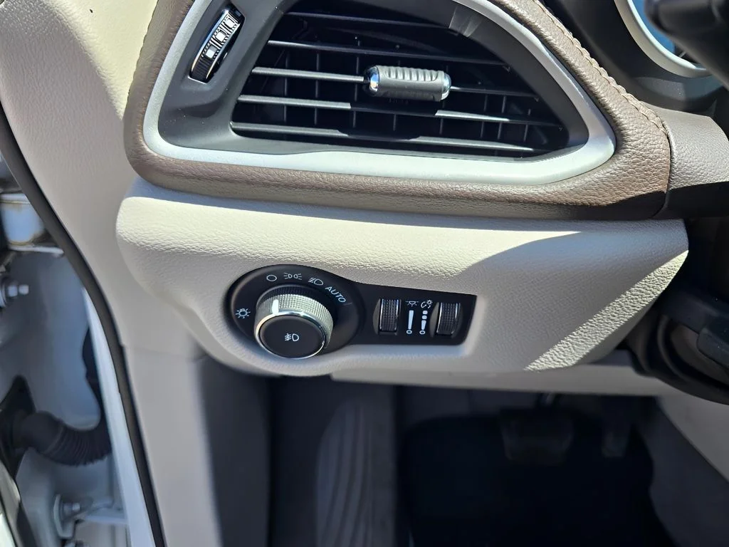 Used 2021 Bright White Clearcoat Chrysler Touring image 21