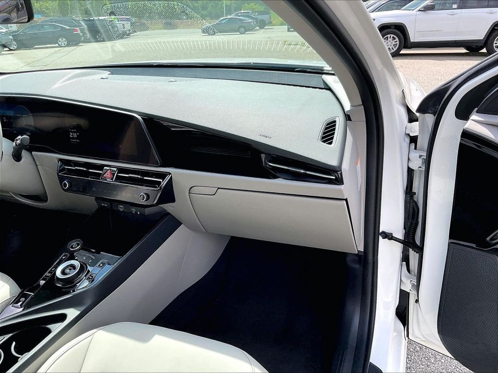 Used 2023 White Kia Wind image 13