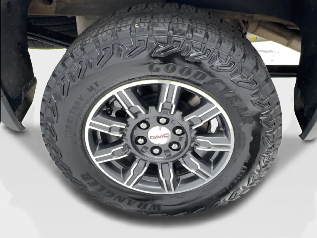 Used 2025 White GMC AT4 image 19