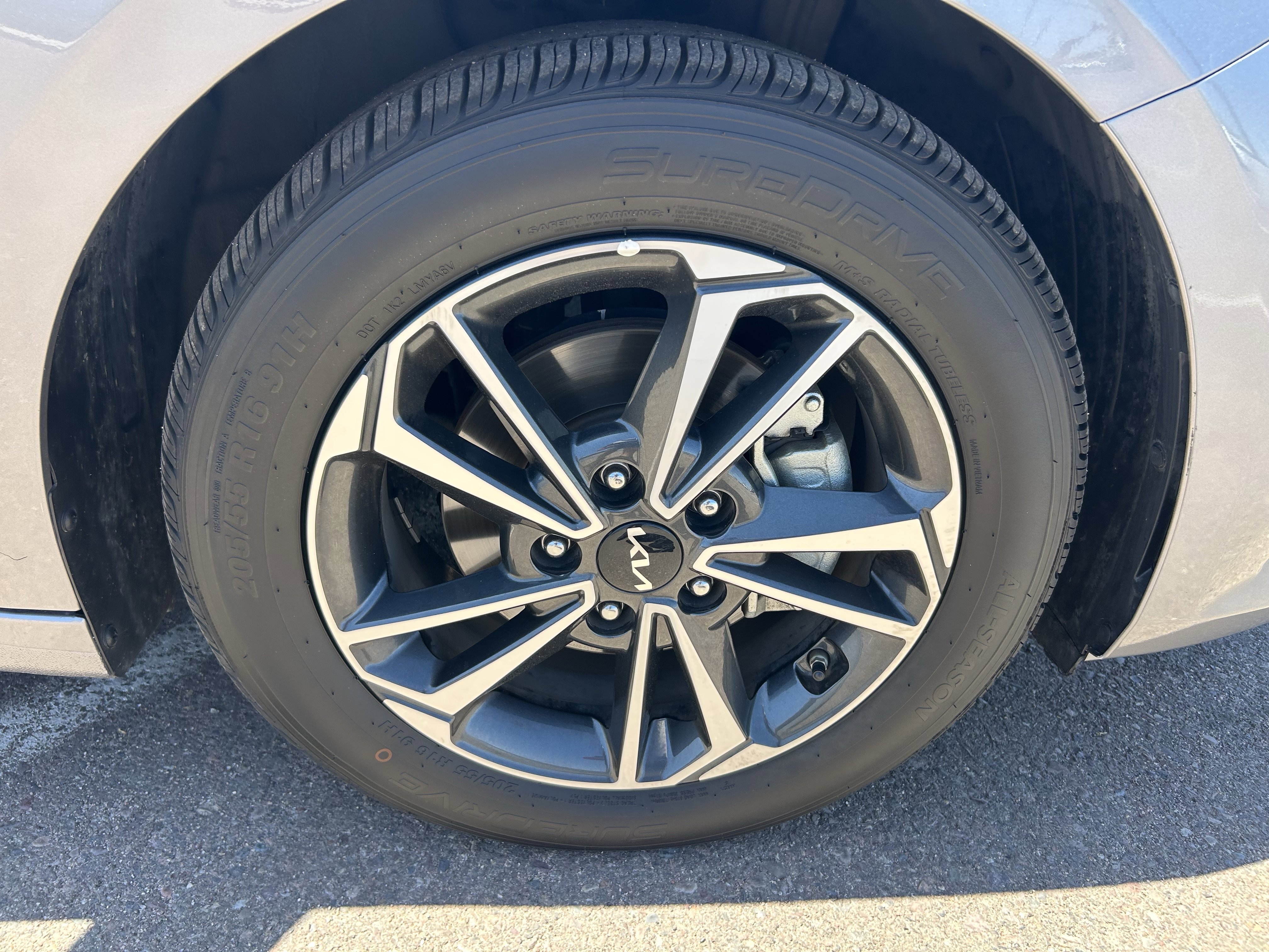 2024 Kia Forte LXS - Photo 9