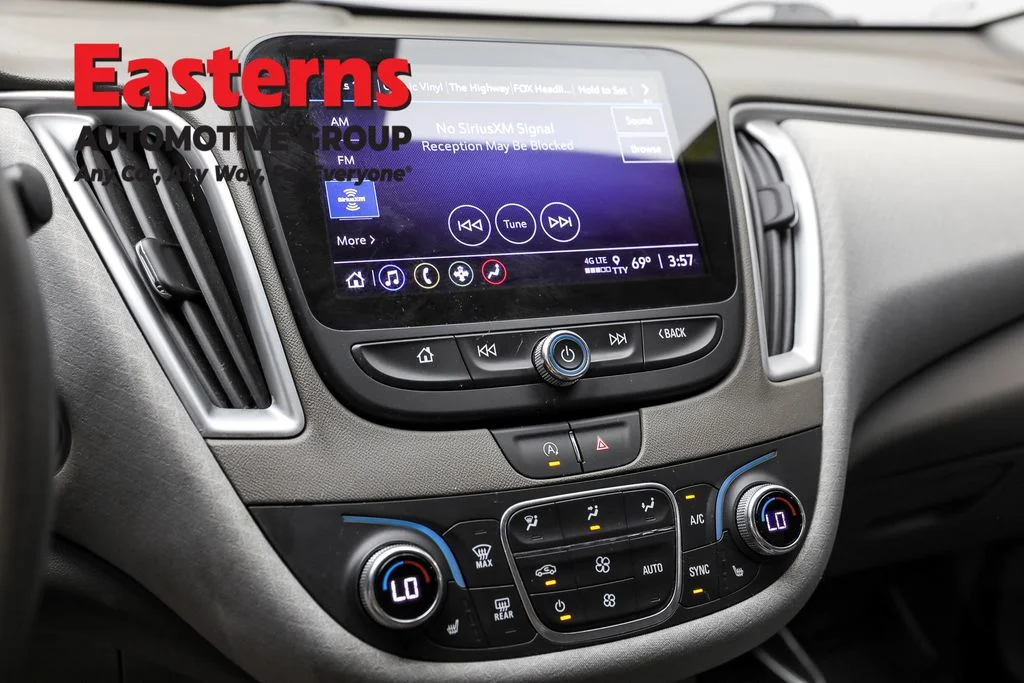 Used 2022 White Chevrolet LT image 21
