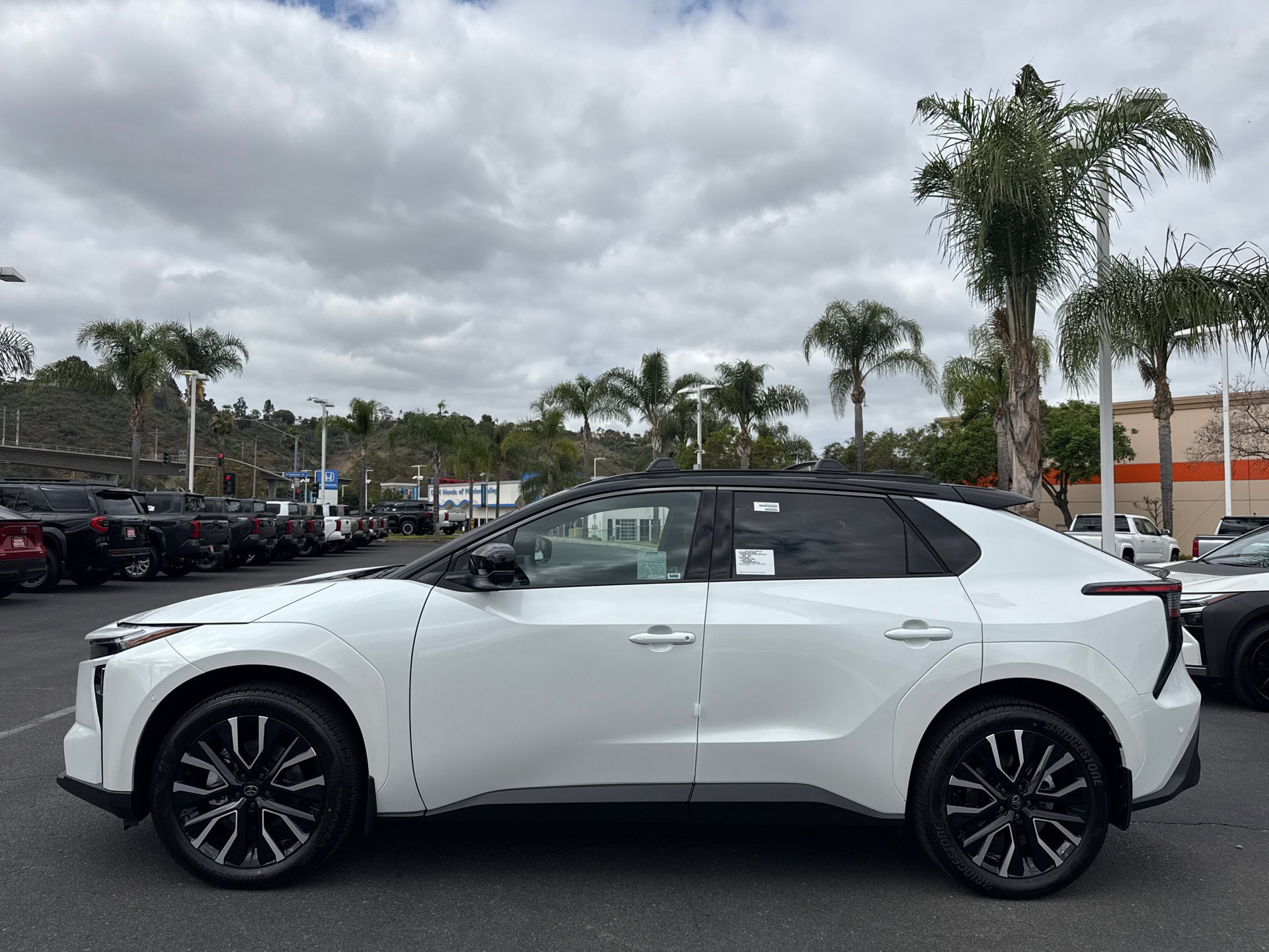 New 2026 Wind Chill Pearl with Midnight Black Metallic roof <sup>1</sup> Toyota  Limited image 4