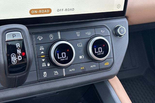 New 2026 Woolstone Green Land Rover X-Dynamic SE image 20
