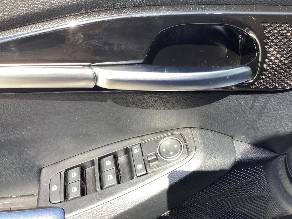 Used 2025 Black Kia S image 32