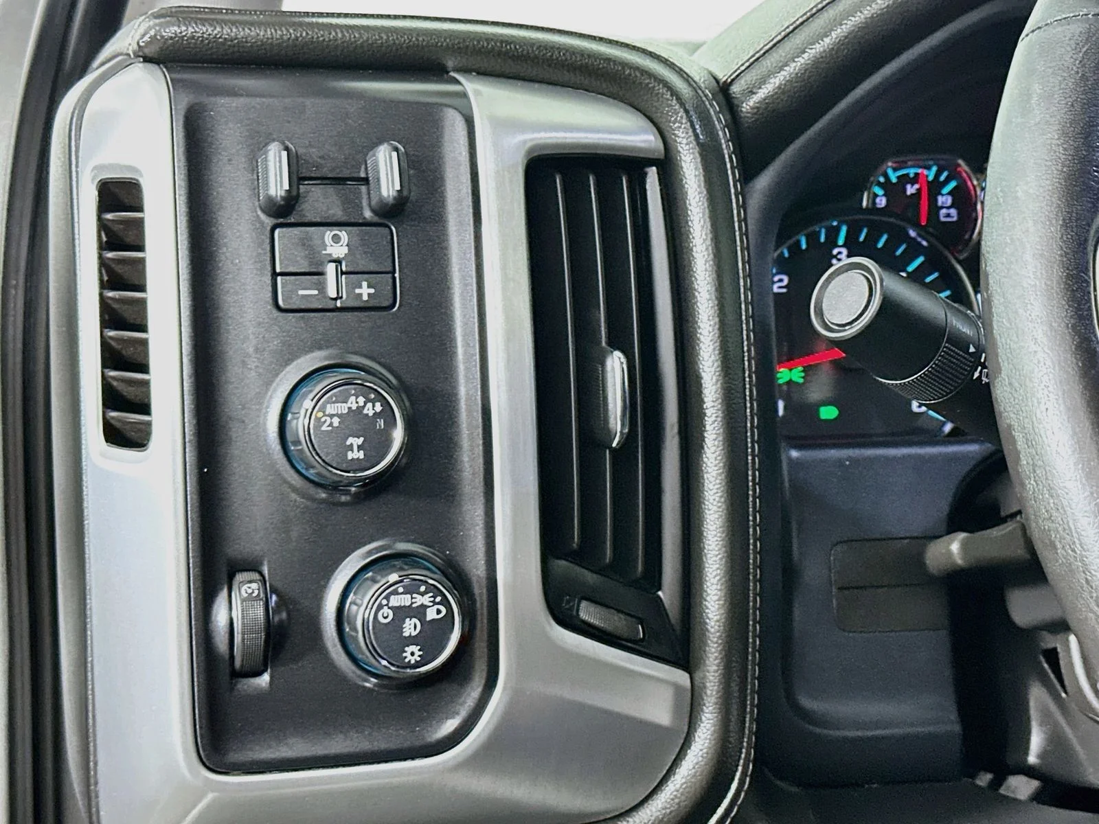 Used 2018 Quicksilver Metallic GMC SLT image 11