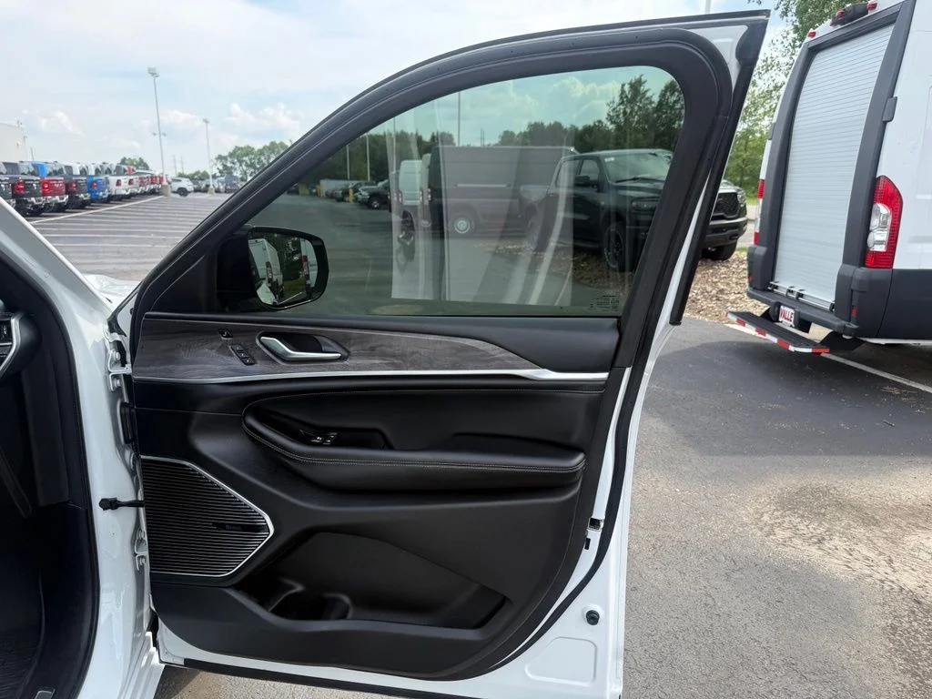 Used 2021 White/off-white Jeep Overland image 64