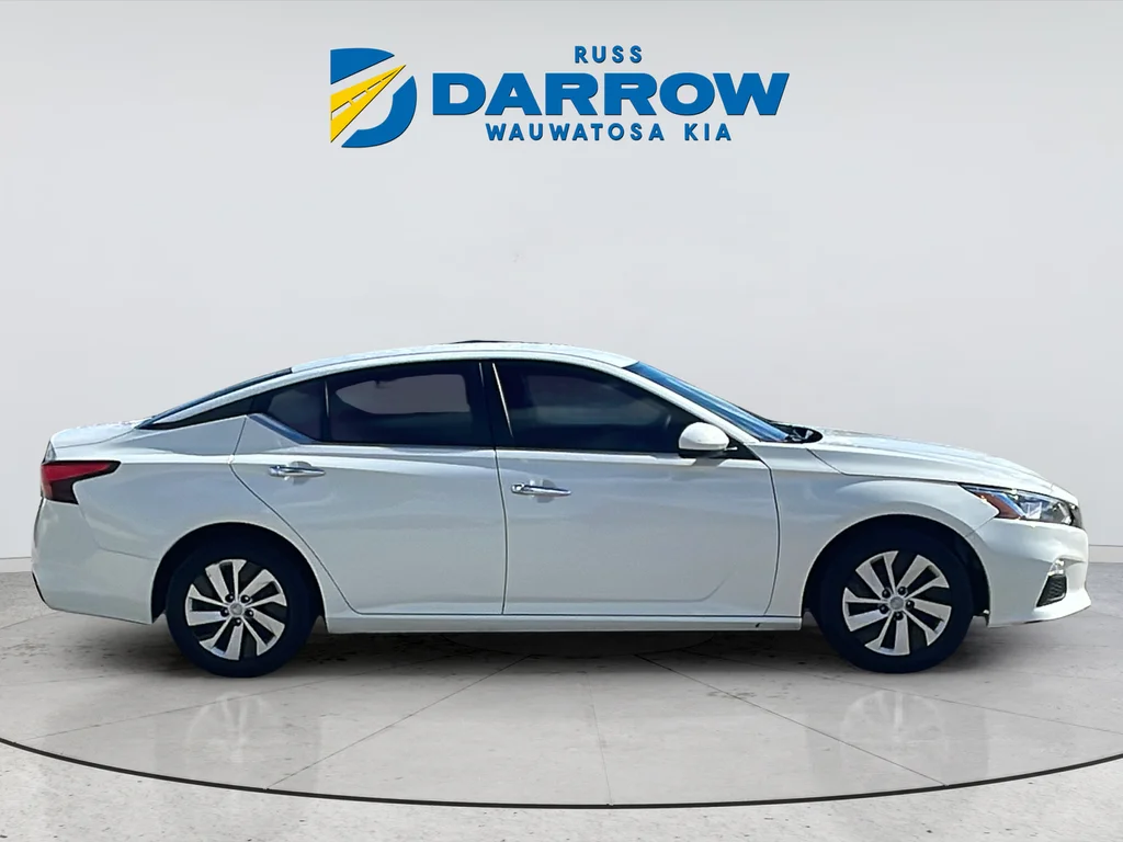Used 2019 White Nissan 2.5 S image 6