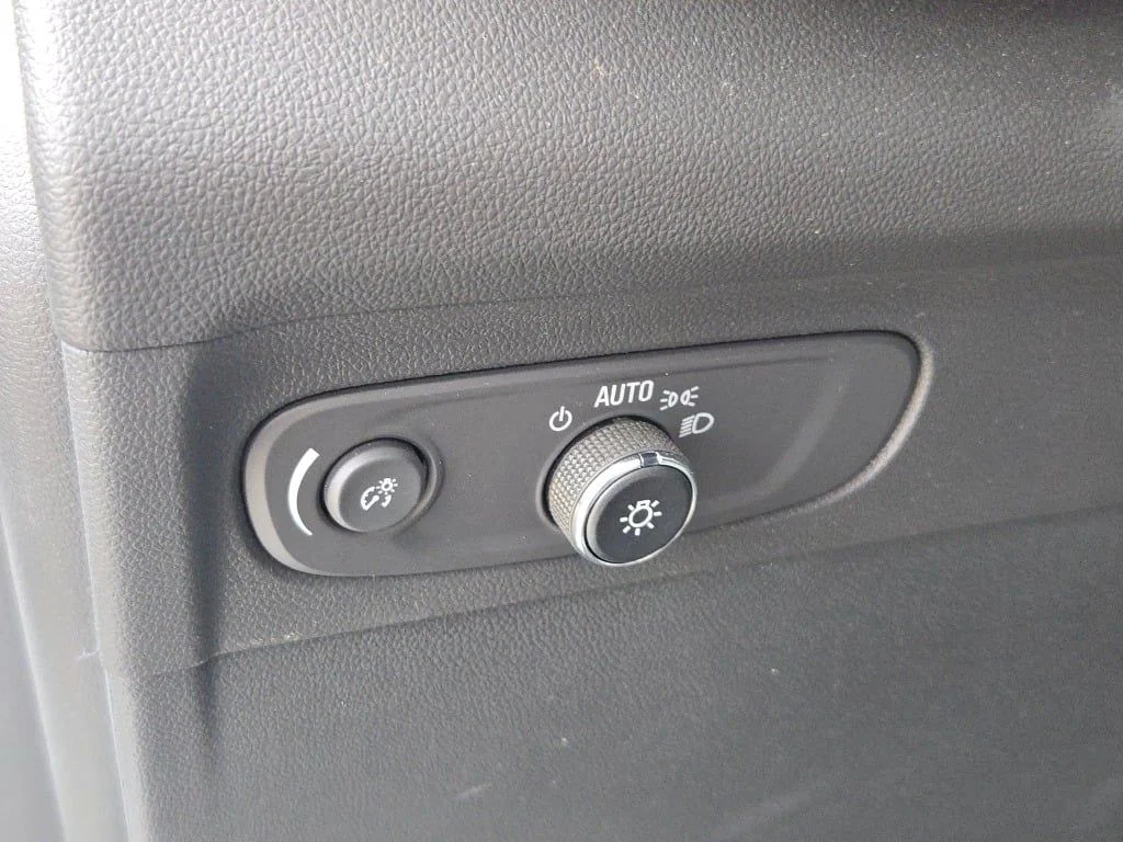 Used 2023 White Buick Essence image 27