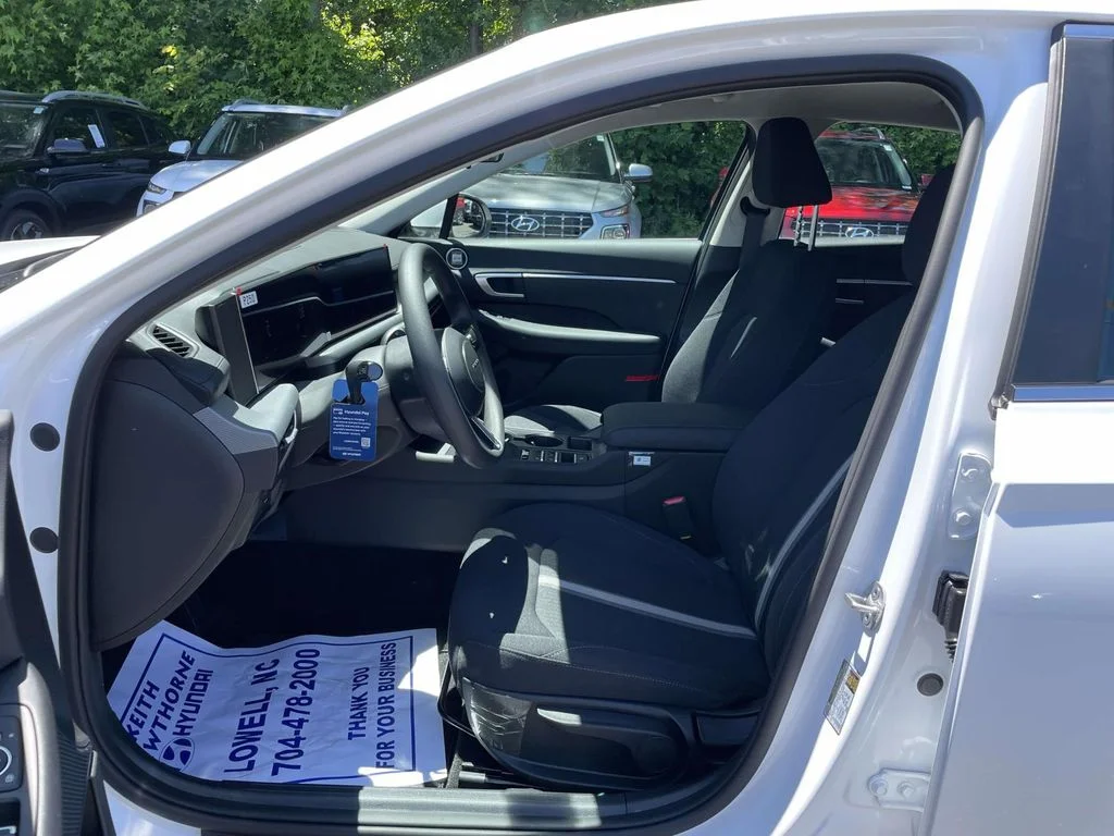New 2026 White Hyundai SE image 15