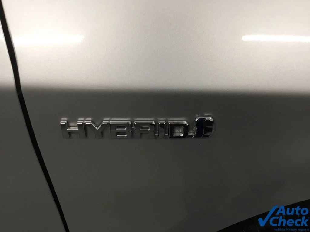 Used 2015 Silver Toyota Three image 16