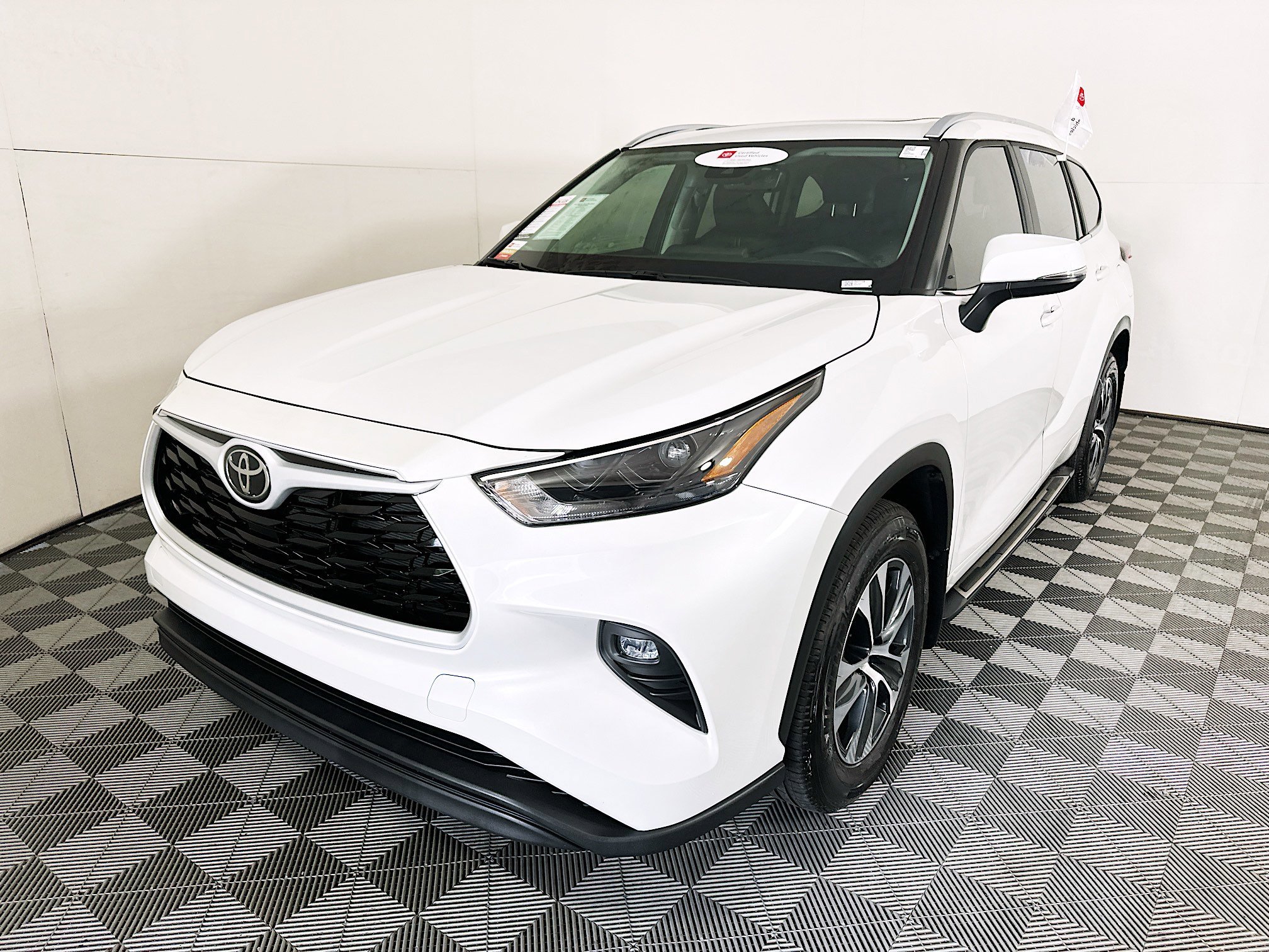 Certified Used 2025 Pearl Toyota XLE image 7