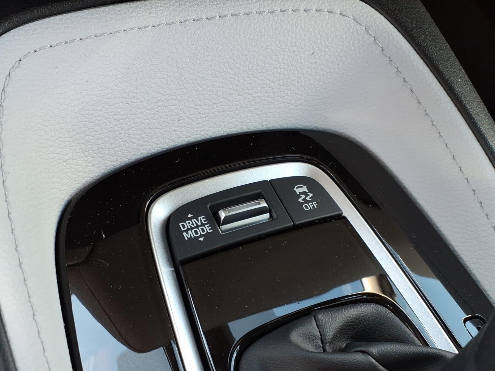 New 2027 Wind Chill Pearl with Black roof Toyota SE image 5