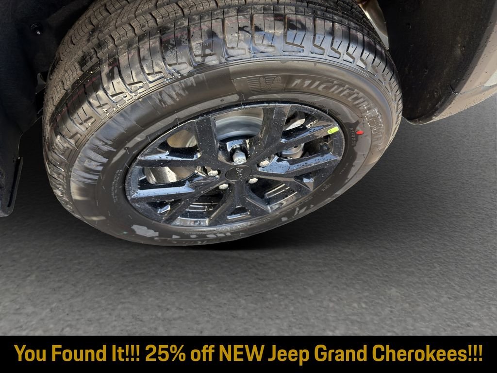 New 2026 Silver Zynith Exterior Paint Jeep Altitude image 19