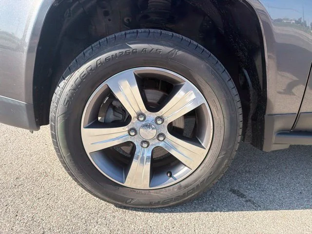 Used 2017 Gray Jeep Latitude image 10