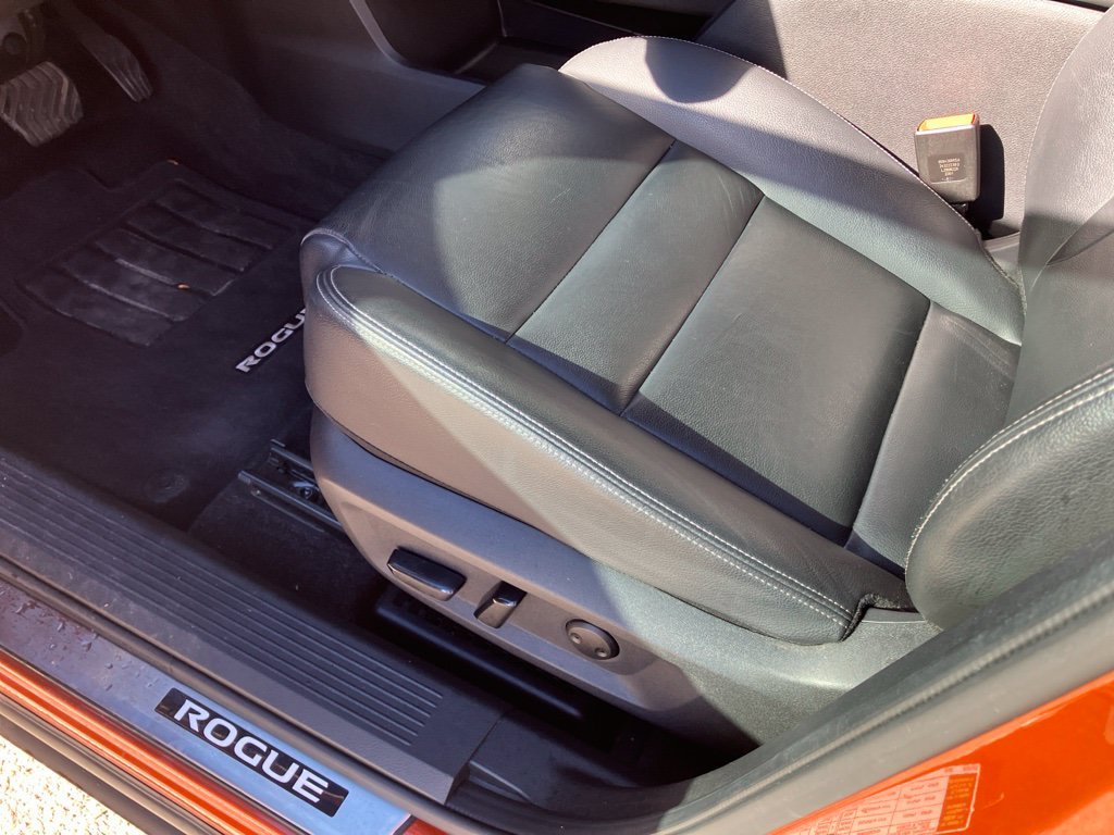 Used 2023 Orange Nissan SL image 9