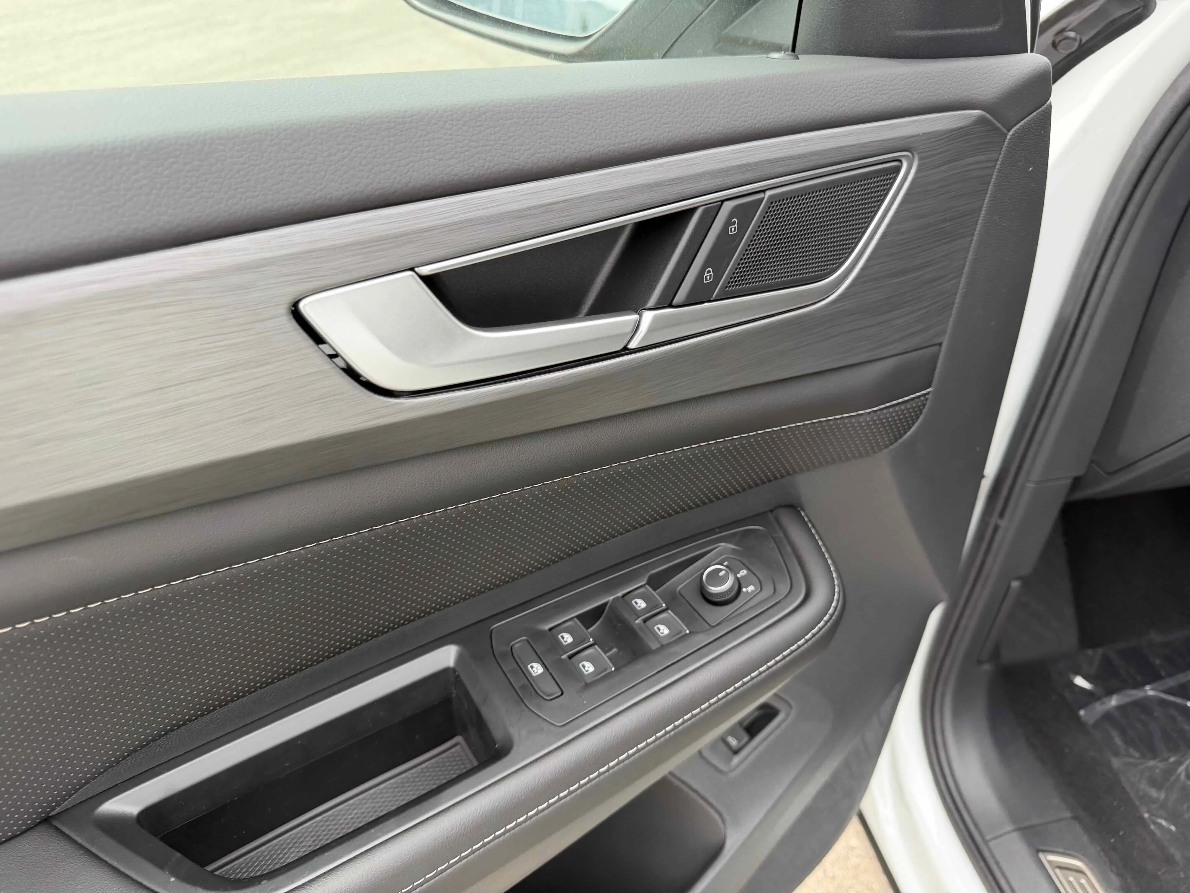 New 2026 Pearl Volkswagen 2.0T SE w/Technology image 16