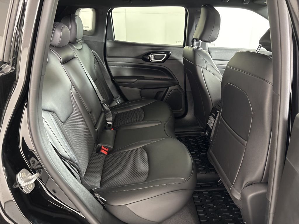 New 2026 Diamond Black Crystal Pearlcoat Jeep Latitude image 37