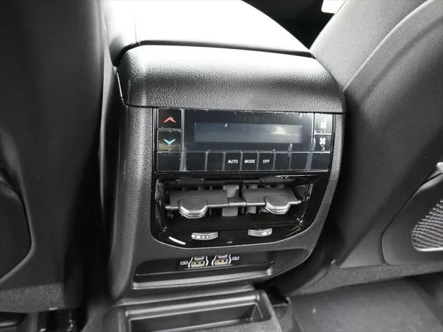 New 2026 Diamond Black Crystal Pearl-Coat Exterior Paint Jeep Laredo image 30