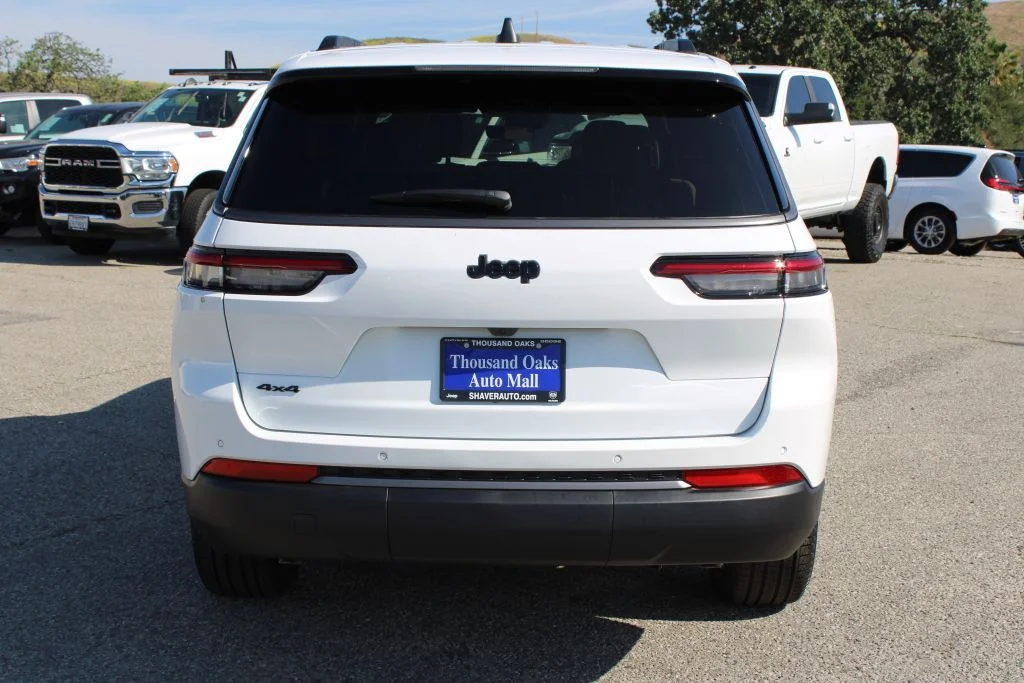 New 2026 Bright White Clear-Coat Exterior Paint Jeep Limited image 5