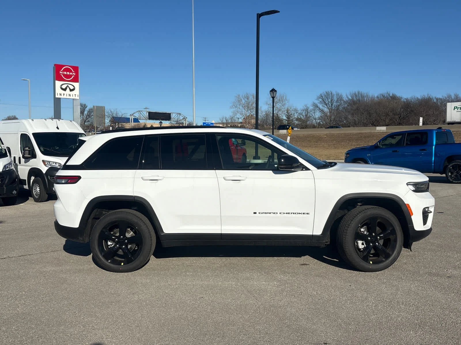 New 2025 Bright White Clear-Coat Exterior Paint Jeep Limited image 10