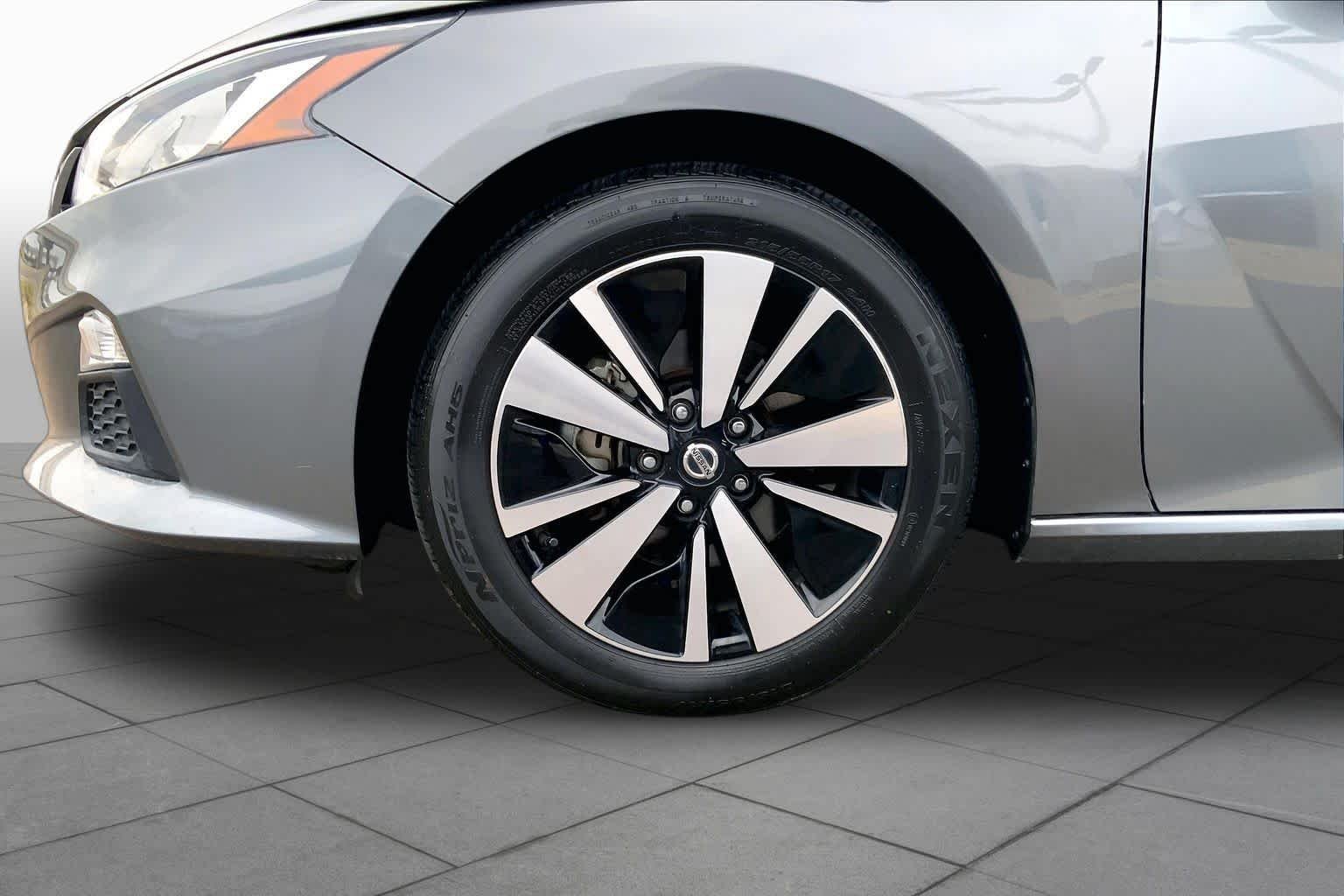 Used 2022 Gun Metallic Nissan 2.5 SV image 11