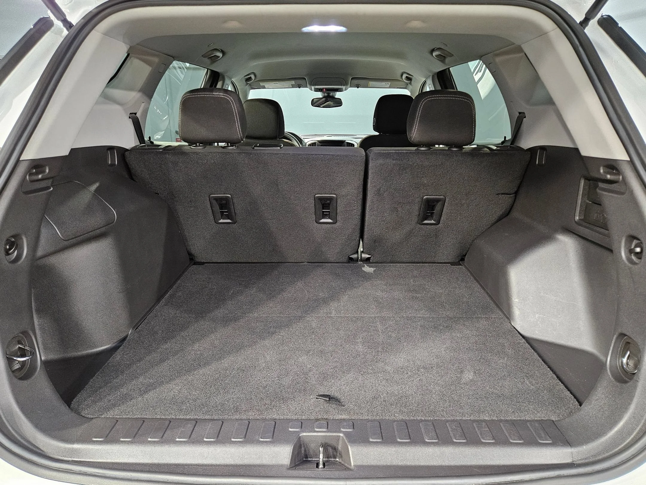 Used 2024 Summit White GMC SLE image 18