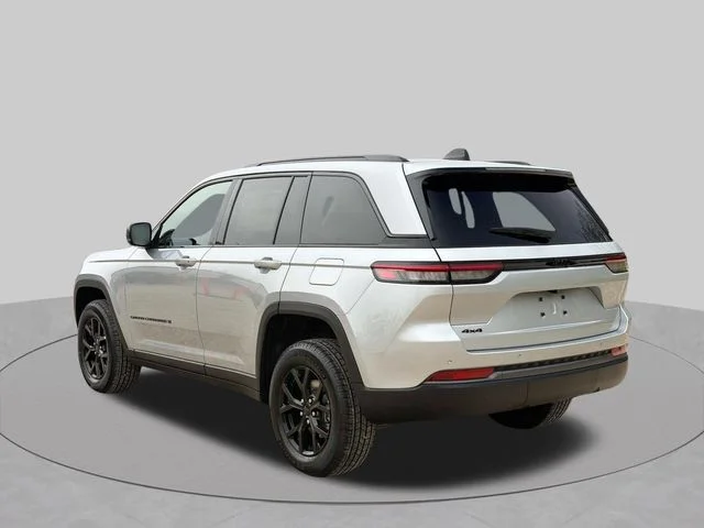 New 2026 Silver Zynith Exterior Paint Jeep Altitude image 7