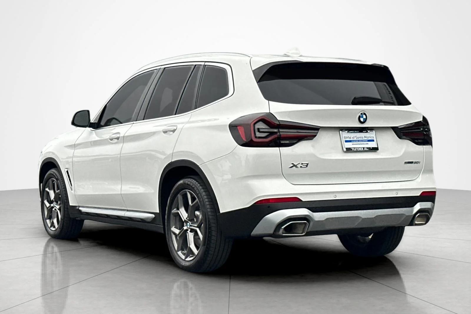 Used 2024 Alpine White BMW sDrive30i image 3