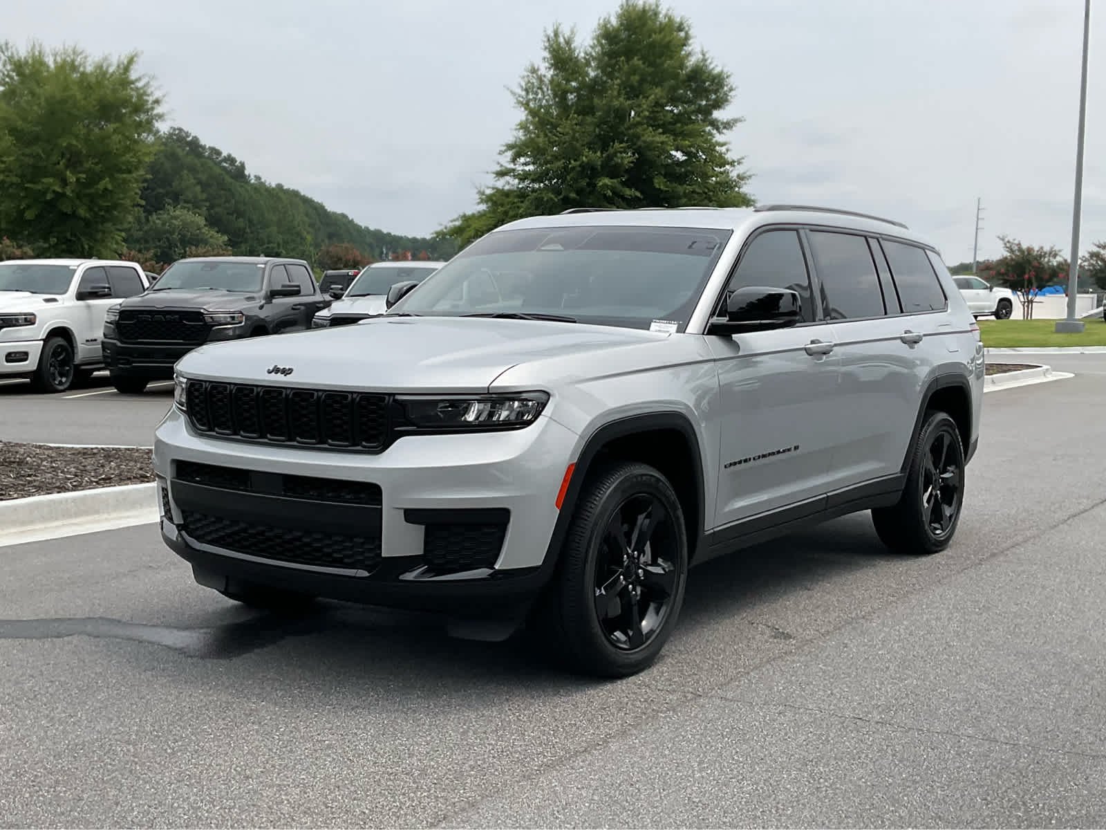 Certified Used 2023 Silver Zynith Jeep Altitude image 9