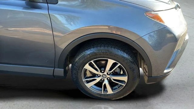 Used 2018 Gray Toyota XLE image 38