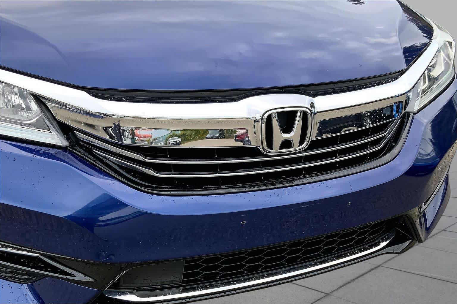 Used 2017 Blue Sky Metallic Honda  image 32