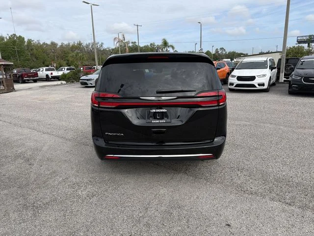 New 2026 Diamond Black Crystal Pearl-Coat Exterior Paint Chrysler Select image 5