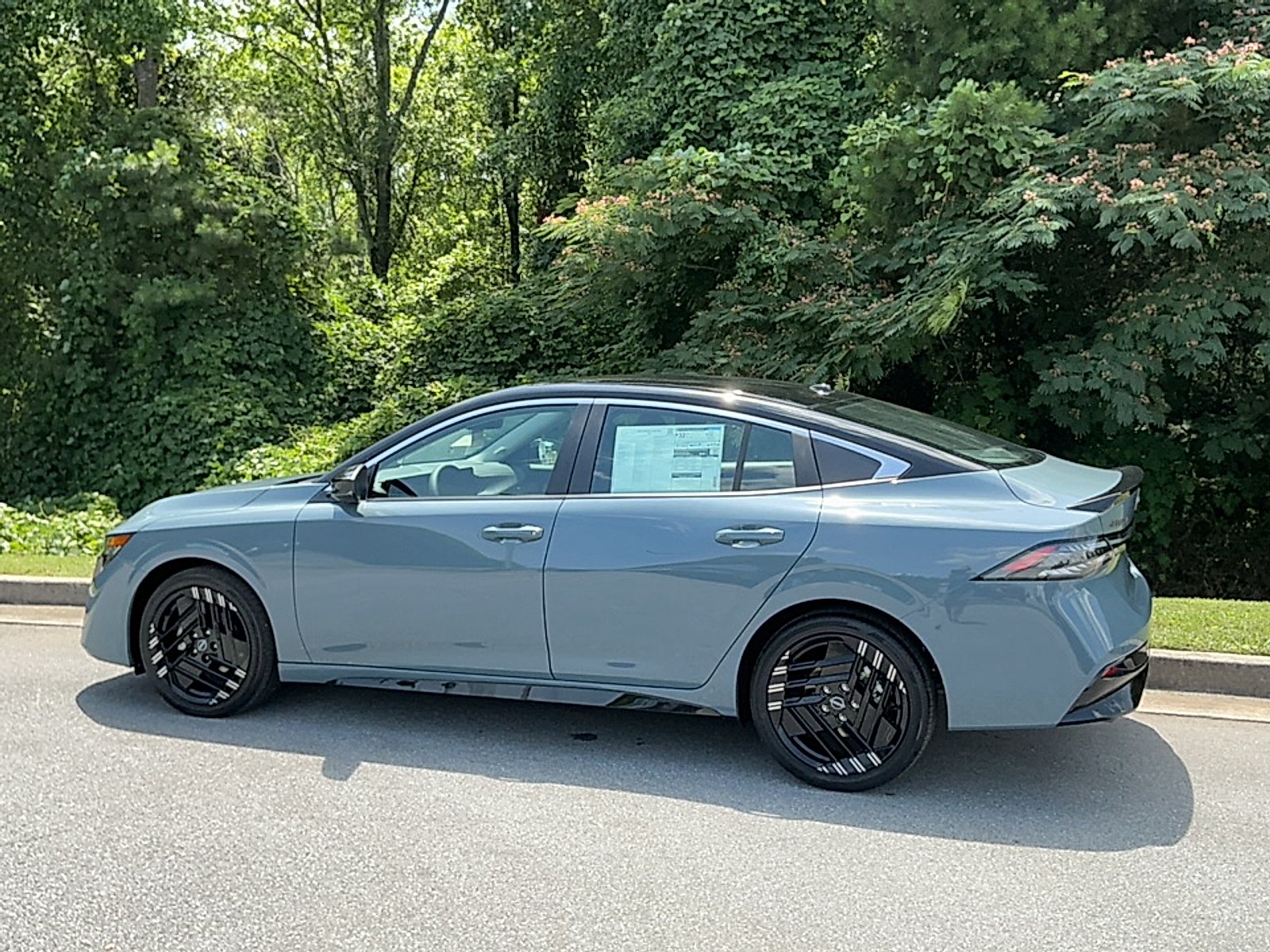 New 2026 Atlantic Gray Metallic/Super Black Nissan SR image 3