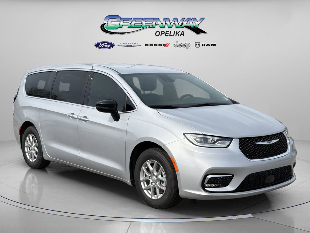 2026 Chrysler Pacifica Select's photo