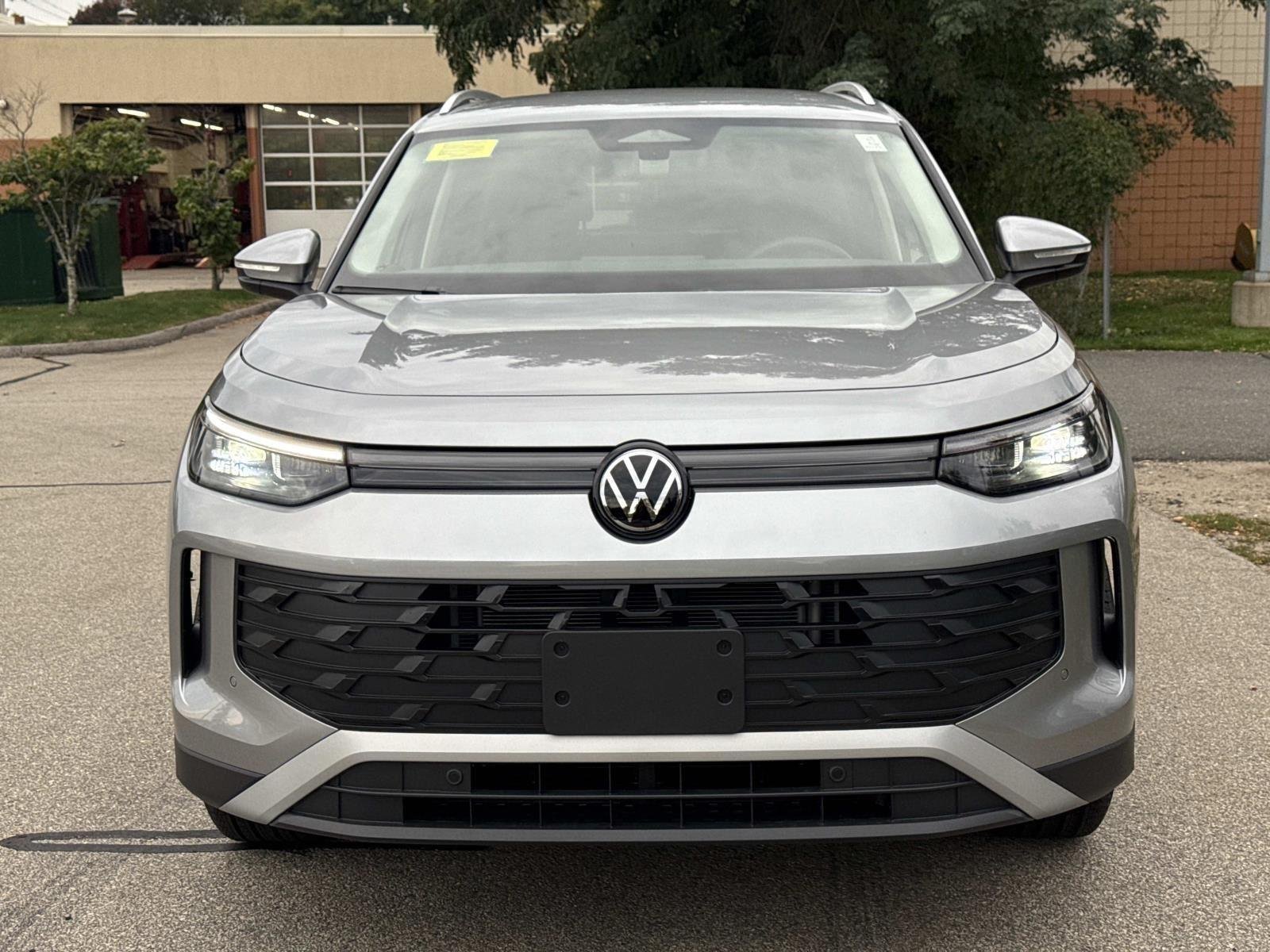 Certified Used 2025 Pyrite Silver Metallic Volkswagen SE image 2