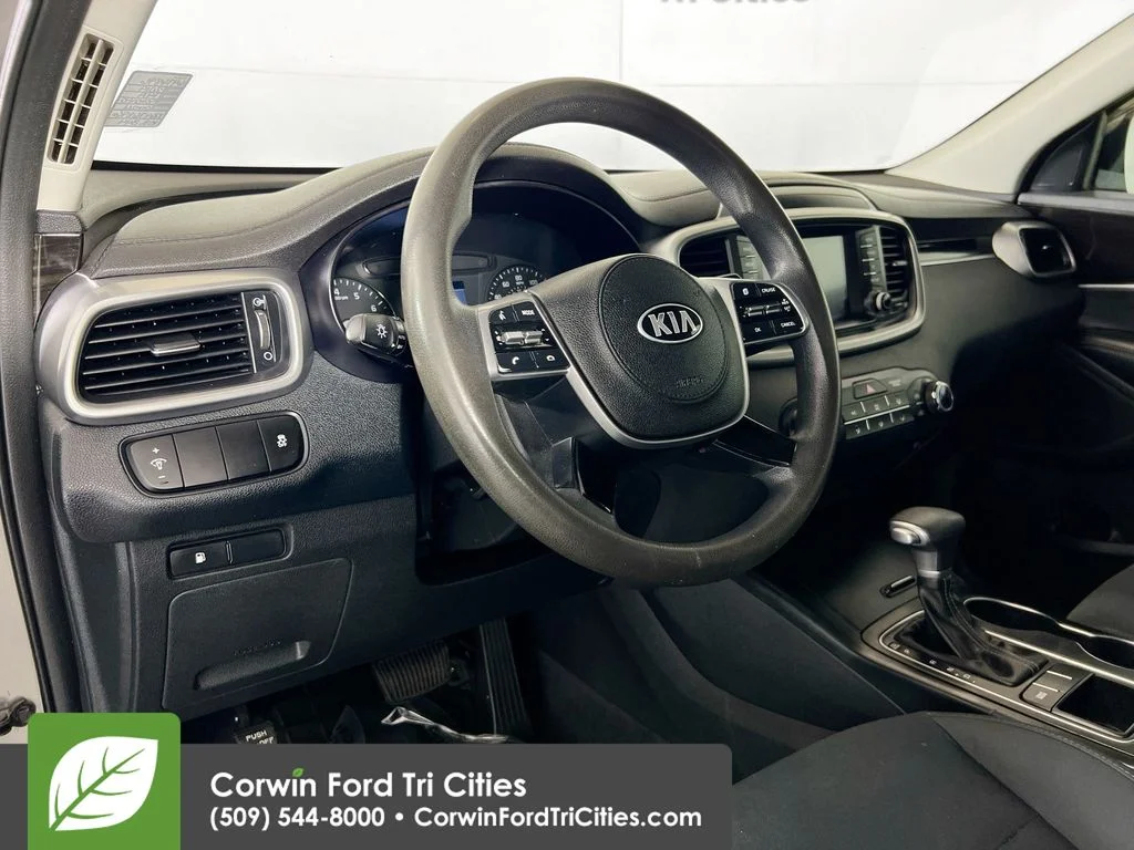 Used 2019 Titanium Silver Kia L image 3