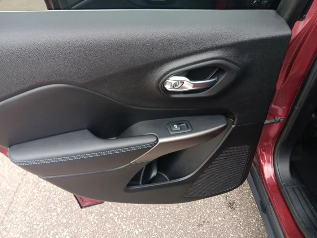 Used 2019 Velvet Red Pearlcoat Jeep Latitude Plus image 32