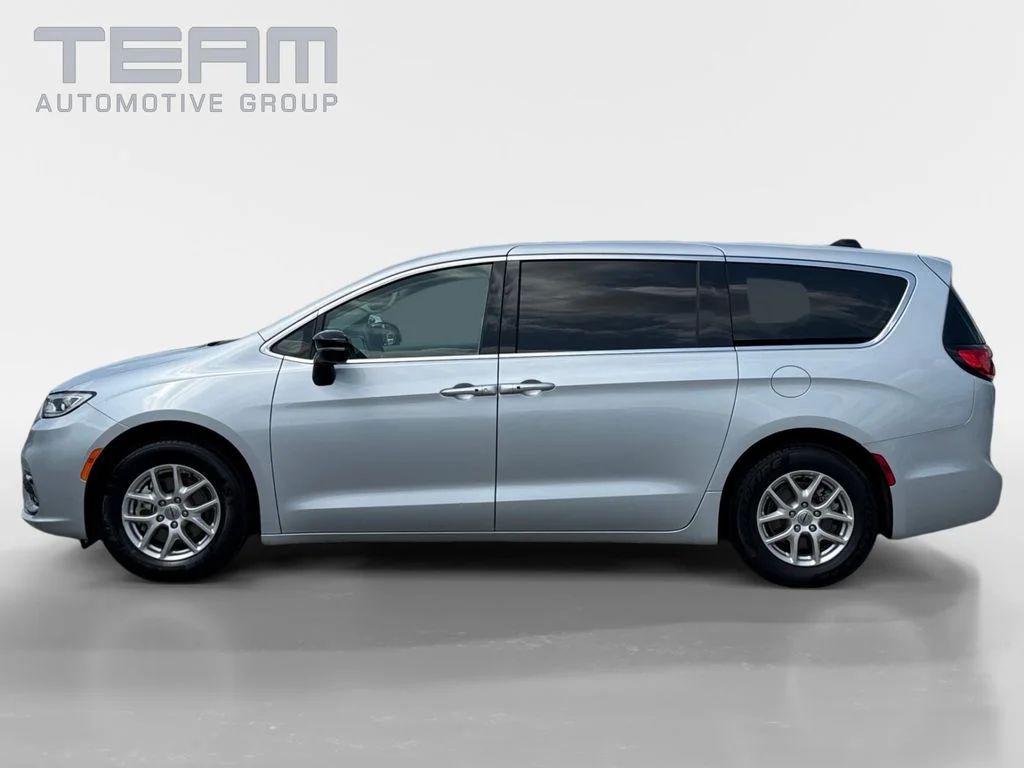 Used 2024 Silver Chrysler Touring L image 4