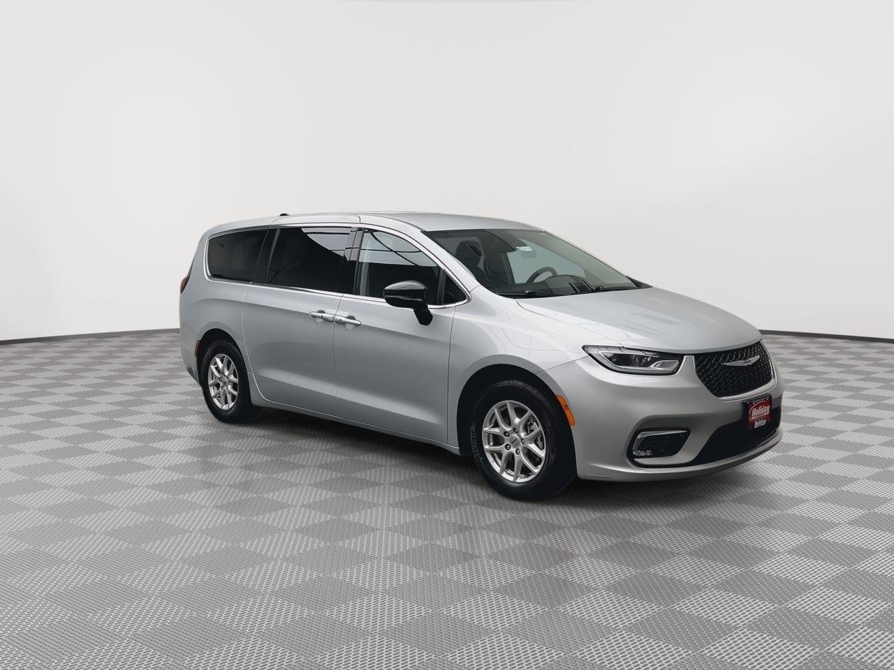 Used 2024 Silver Mist Clearcoat Chrysler Touring L image 32