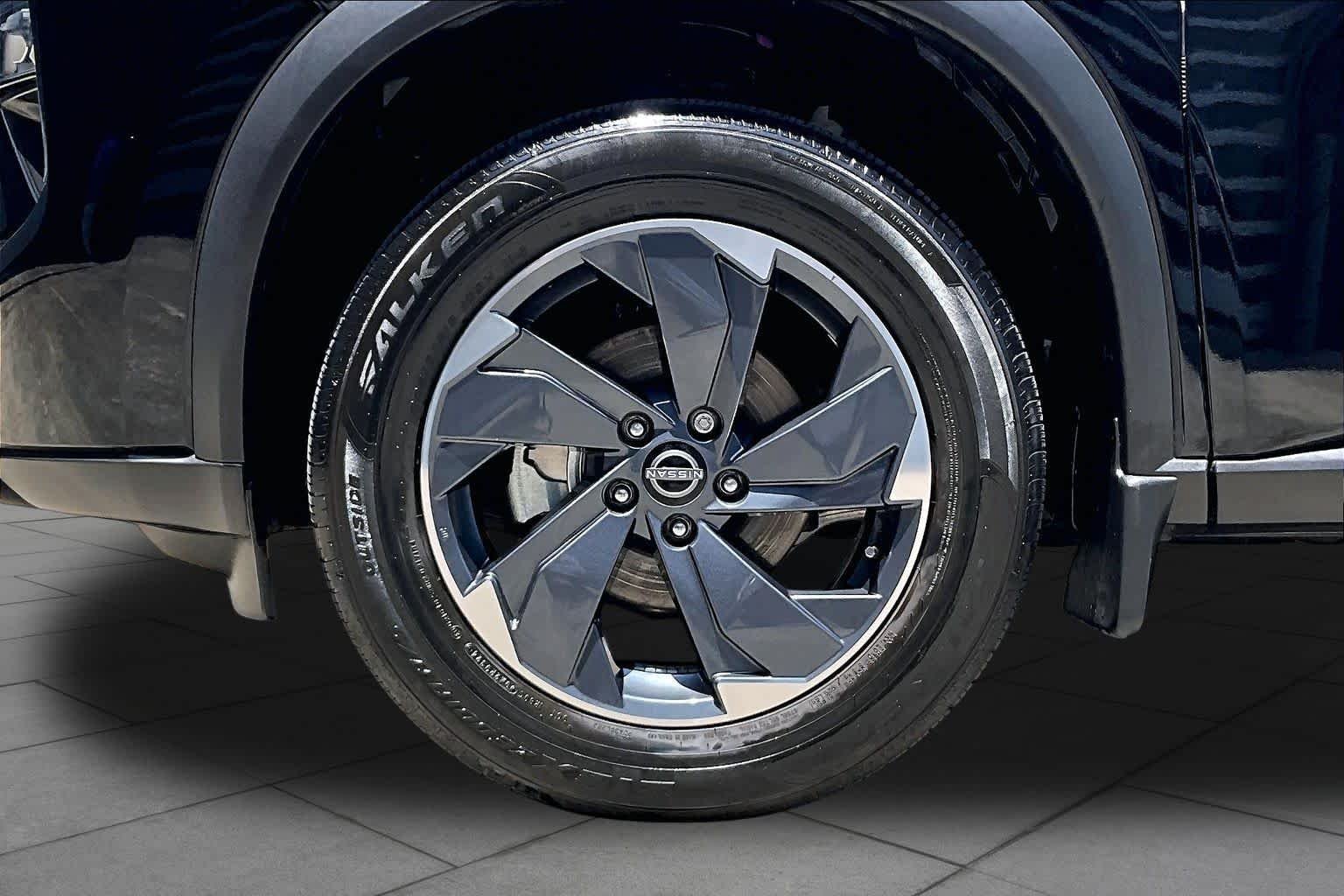 Used 2025 Super Black Nissan SV image 10