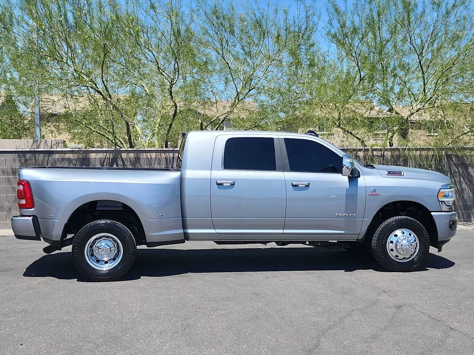 Used 2024 Billet Silver Metallic Clearcoat Ram Laramie image 9